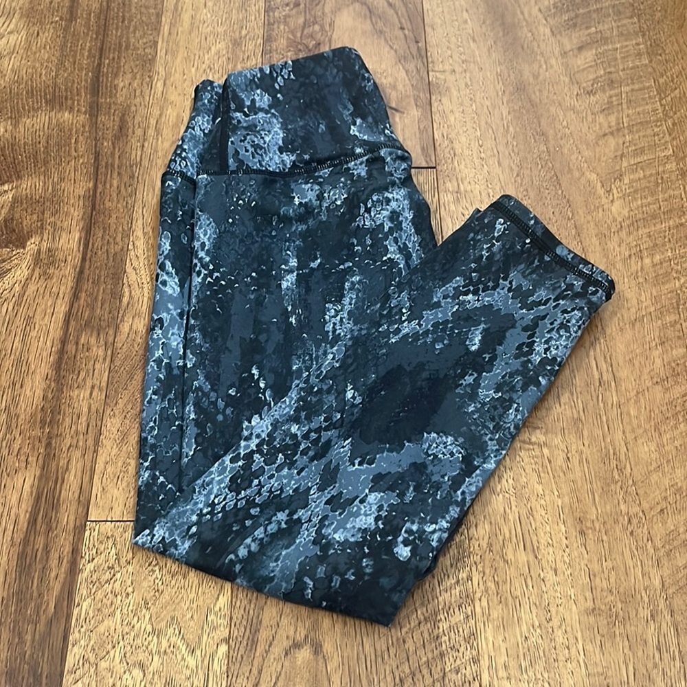 Alo Woman’s Printed Crop Leggings Size XS